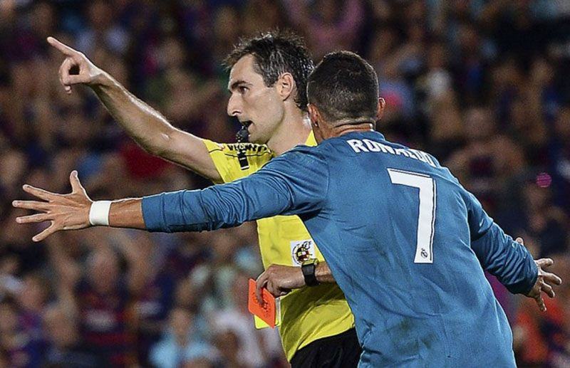 Aksi Cristiano Ronaldo yang memprotes keputusan wasit yang memberikannya kartu kuning kedua. (AFP PHOTO / Josep Lago)