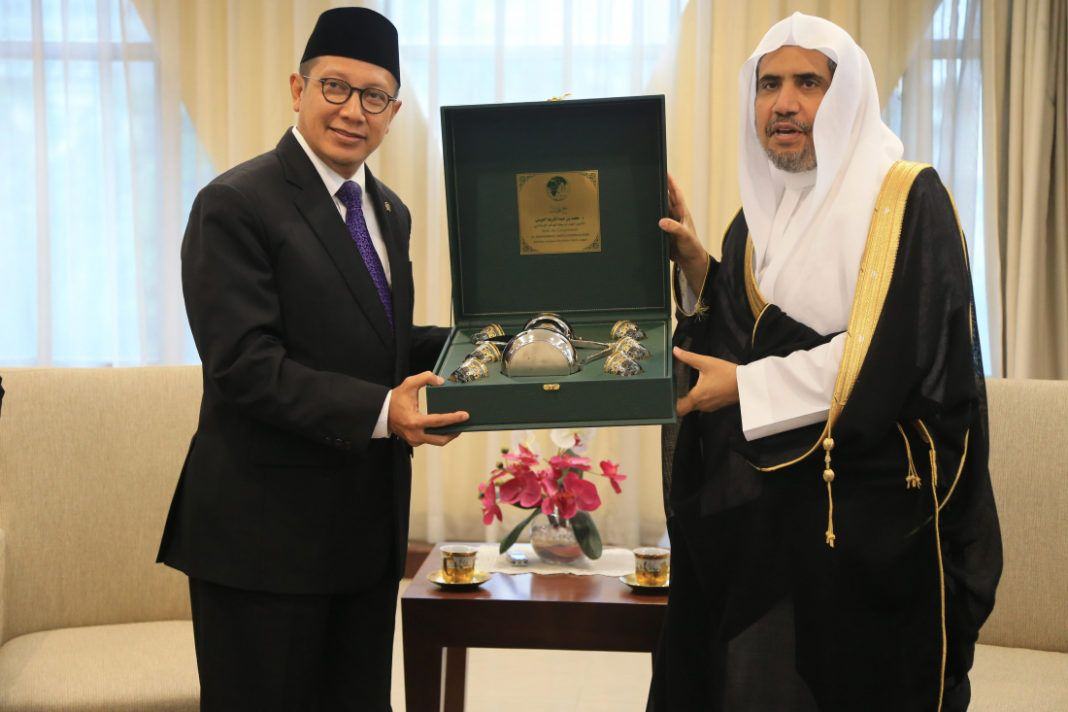 Foto: Menag Lukman menerima cinderamta dari Sekjen Rabithah Alam Islami Muhammad bin Abd karim Al-Issa.