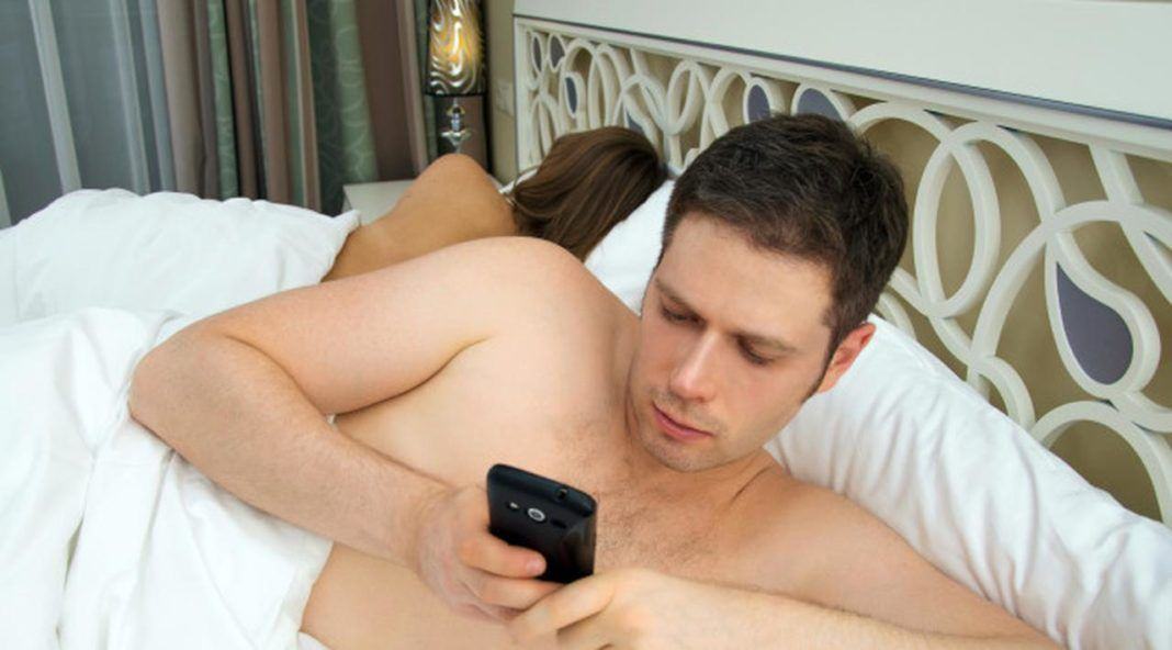 Bingung bagaimana cara dan kapan waktu terbaik untuk mengungkapkan pasangan yang selingkuh? Simak di sini. Sumber foto: nypost.com.