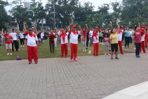Foto: Walikota Medan Drs HT Dzulmi Eldin S MSi mengisi waktu pagi harinya dengan mengikuti senam jantung sehat bersama ribuan masyarakat Kota Medan, di Lapangan Merdeka Medan, Minggu (27/8) pagi.