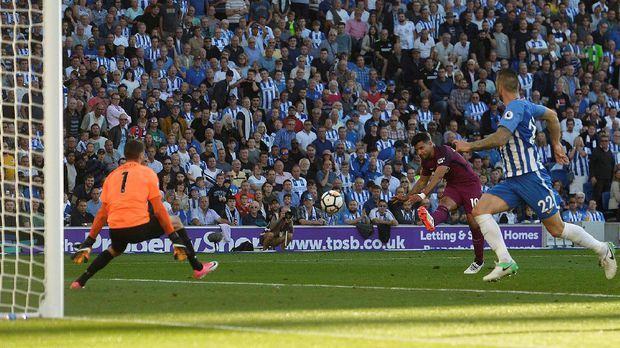 Sergio Aguero mencetak gol pembuka kemenangan Manchester City atas Brighton and Holve Albion. (REUTERS/Hannah McKay)