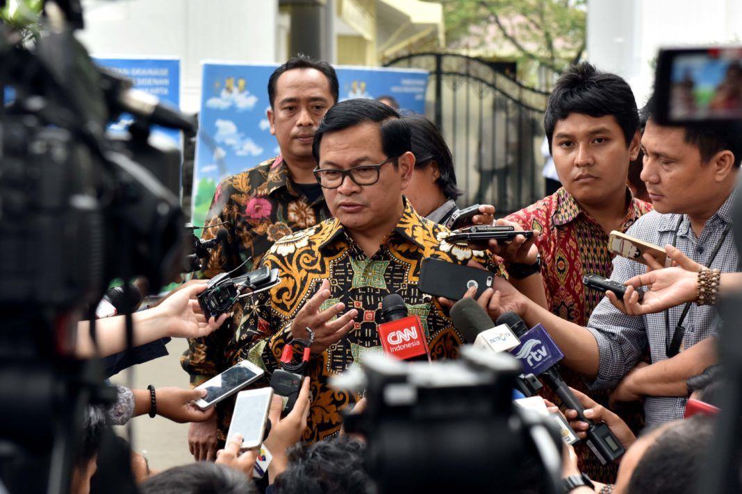 Foto: Seskab Pramono Anung menjawab pertanyaan wartawan usai Sidang Kabinet Paripurna, di Halaman Istana Negara, Jakarta, Selasa (29/8) petang.