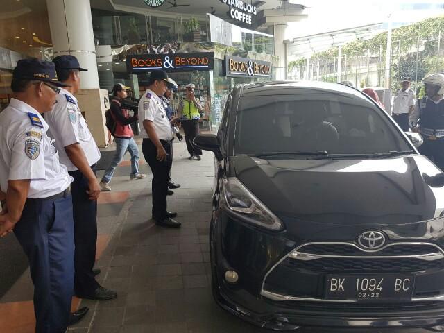 Foto: Dinas Perhubungan (Dishub) Kota Medan bersama aparat kepolisian mulai menertibkan taksi berbasis aplikasi, Rabu (2/8).