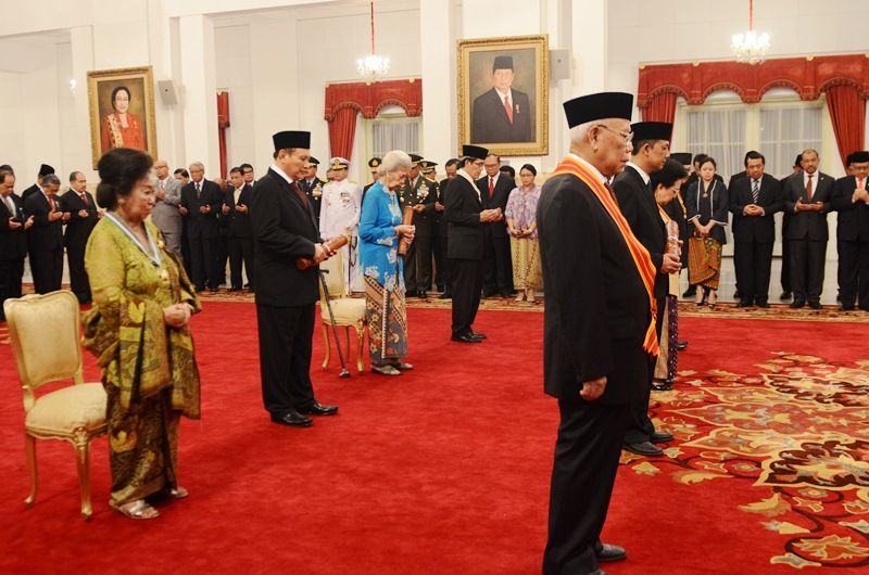 Foto: Para penerima Tanda Kehormatan Republik Indonesia, di Istana Negara, Jakarta, Selasa (15/8).