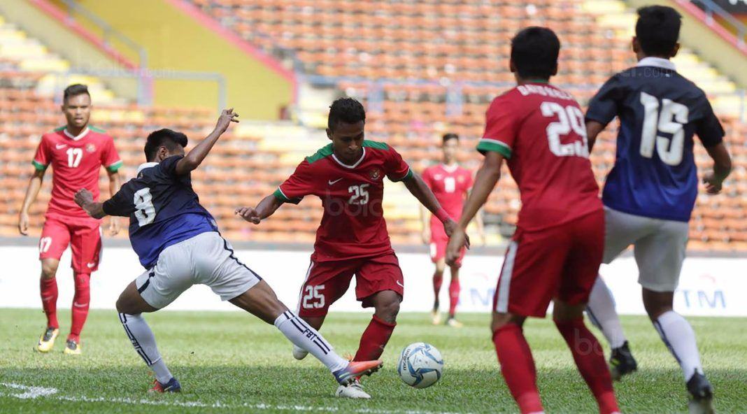 Foto: Pemain Timnas Indonesia, Osvaldo Haay, berebut bola dengan pemain Kamboja di Stadion Shah Alam, Selangor, Kamis, (24/8).