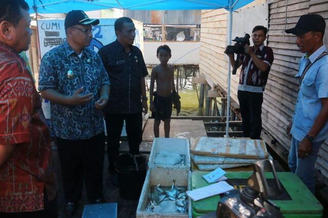 Foto: Wakil Walikota Medan Ir Akhyar Nasution M.Si tinjau lokasi UPTD.PPI (Unit Pelaksana Teknis Daerah Pangkalan Pengdaratan Ikan) di Tempat Pendaratan Ikan (TPI) Bagan Deli, Kecamatan Medan Belawan, Kamis (3/8).