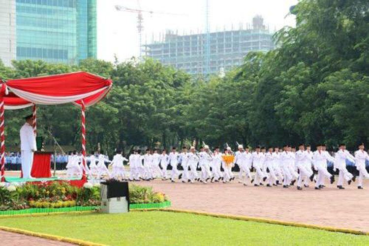 Foto: Walikota Medan Drs H T Dzulmi Eldin S MSi bertindak sebagai Inspektur upacara pengibaran bendera merah putih dalam rangka peringatan HUT Kemerdekaan Republik Indonesia ke- 72 Tahun 2017 di Lapangan Benteng Medan, Kamis (17/8).