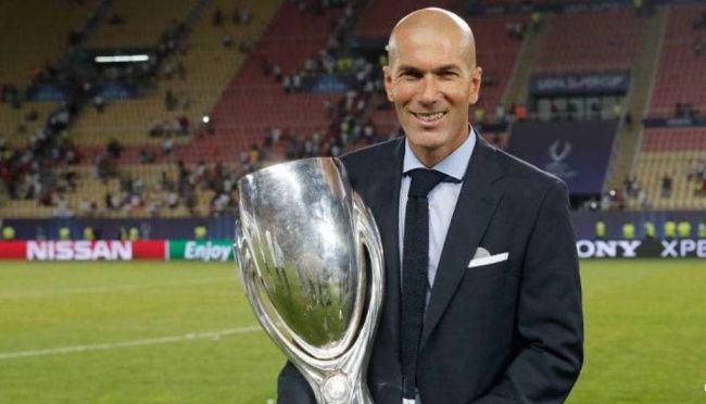 Zinedine Zidane berpose dengan trofi Piala Super Eropa (Foto: realmadrid.com)