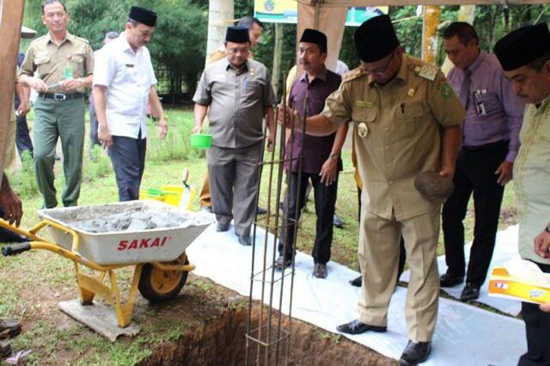 Foto: Wakil Walikota Medan Ir Akhyar Nasution M.Si meletakkan batu pertama dimulainya pembangunan Masjid Ababil Medan Zoo Jalan Bunga Rampe, Kelurahan Simalingkar B, Kecamatan Medan Tuntungan, Selasa (19/9).
