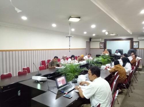 Foto: Usma Polita Nasution, M. Kes memimpin rapat penyampaian program BPJS Kesehatan dalam membangun Aplicares agar penggunaan kartu BPJS kesehatan tepat sasaran, di ruang rapat II kantor Walikota Medan, Rabu (27/9).