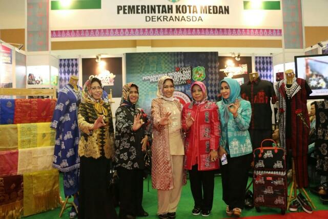 Foto: Dewan Kerajinan Nasional Daerah (Dekranasda) Kota Medan mengikuti pameran yang digelar Dekranas Pusat di Jakarta Convention Center (JCC), Rabu (27/9).