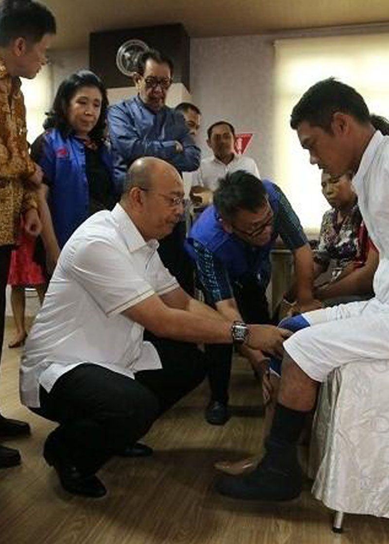 Foto: Walikota Medan Drs. H. T. Dzulmi Eldin S. M.Si menyerahkan kaki dan tangan pengganti kepada 12 orang penyandang disabilitas, di RSU Royal Prima, Rabu (20/9).