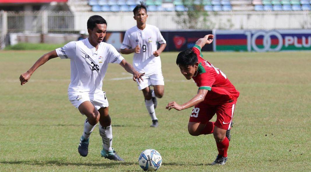 Foto: Bek Timnas Indonesia U-19, Firza Andika, berusaha melewati pemain Thailand U-19 pada laga Piala AFF U-18 di Stadion Thuwanna, Yangon, Jumat sore (15/9).