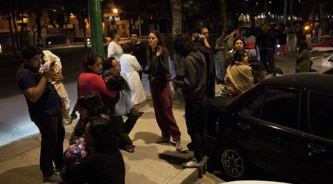 Sejumlah warga berkumpul di jalan saat terjadi gempa bumi di pusat kota Mexico City (7/9). Gempa berkuatan 8,0 skala richter (SR) terjadi Kamis malam di Mexico City. (AFP Photo/Pedro Padro)