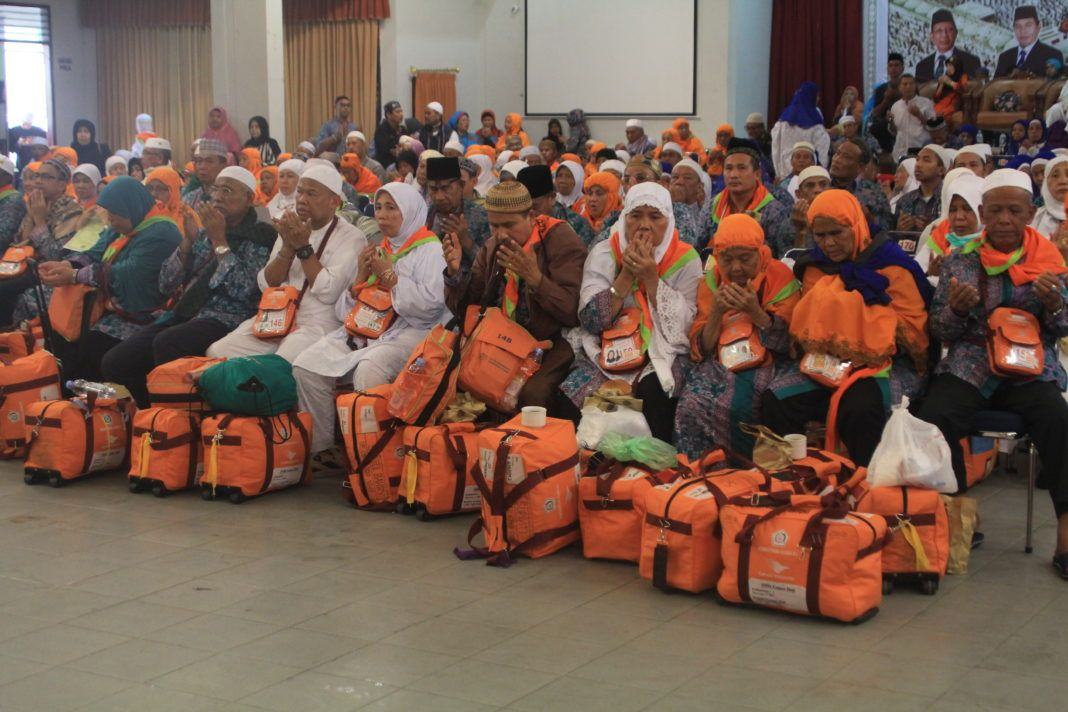 Foto: Jemaah haji Kelompok Terbang (Kloter) 21 Debarkasi Medan tiba Asrama Haji Medan.