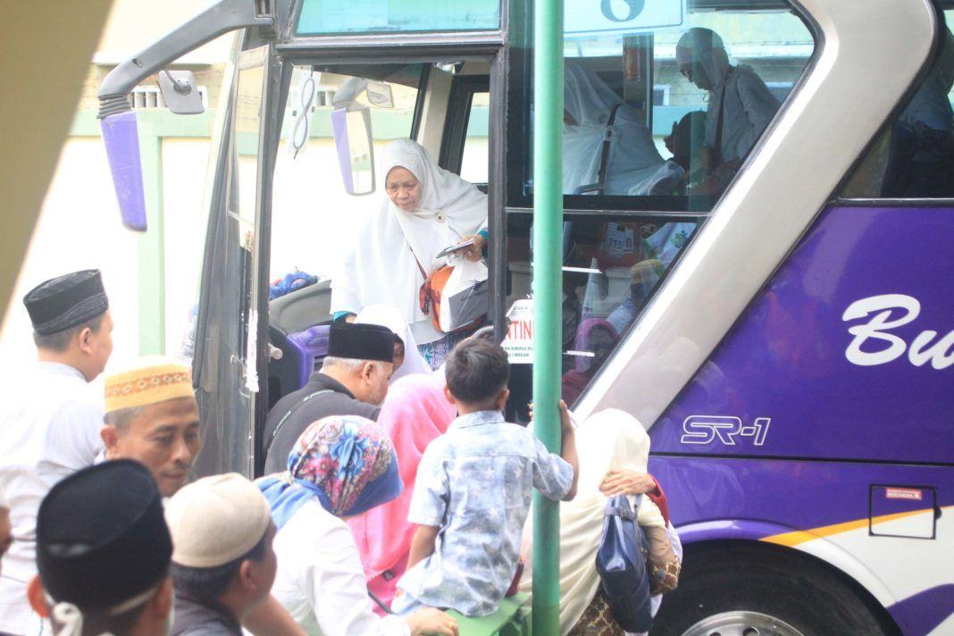 Foto: Jemaah haji Kelompok Terbang (Kloter) 07 Debarkasi Medan saat tiba di Asrama Haji Medan