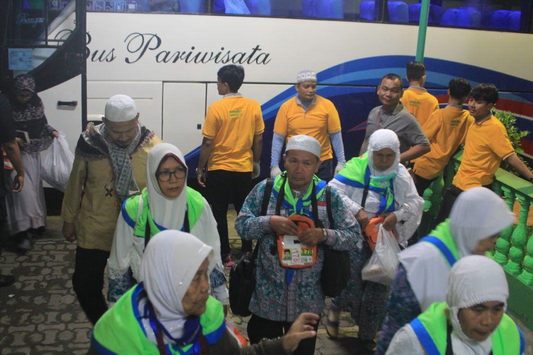 Foto: Jemaah haji Kloter 10/MES saat tiba di Asrama Haji Medan, Minggu (17/9).
