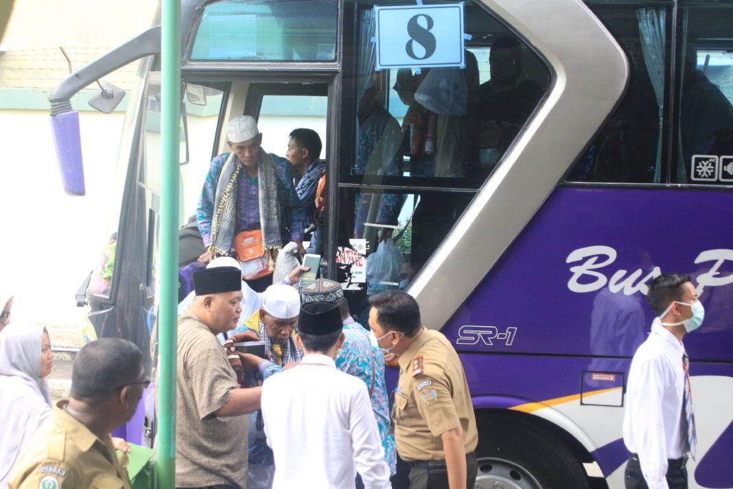 Foto: Sebanyak 386 jemaah haji Kelompok Terbang (Kloter) 17 Debarkasi Medan saat tiba di Asrama Haji Medan.