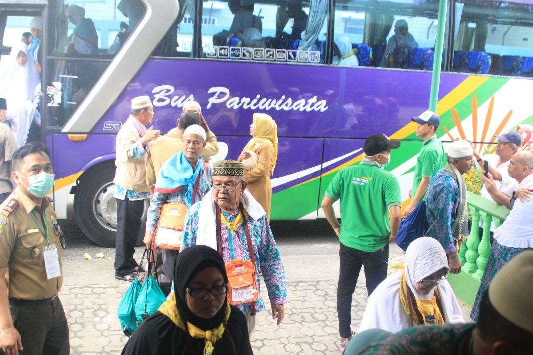 Foto: Jemaah haji Kloter 17 Debarkasi Medan yang tiba di tanah air, Minggu (24/9).