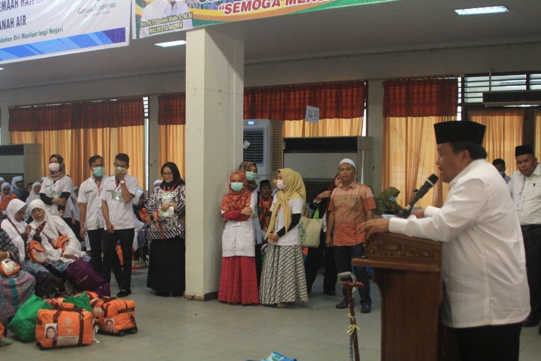 Foto: Walikota Sibolga Syarfi Hutauruk ketika memberikan sambutan kepada jemaah haji Kelompok Terbang (Kloter) 18 Debarkasi Medan.