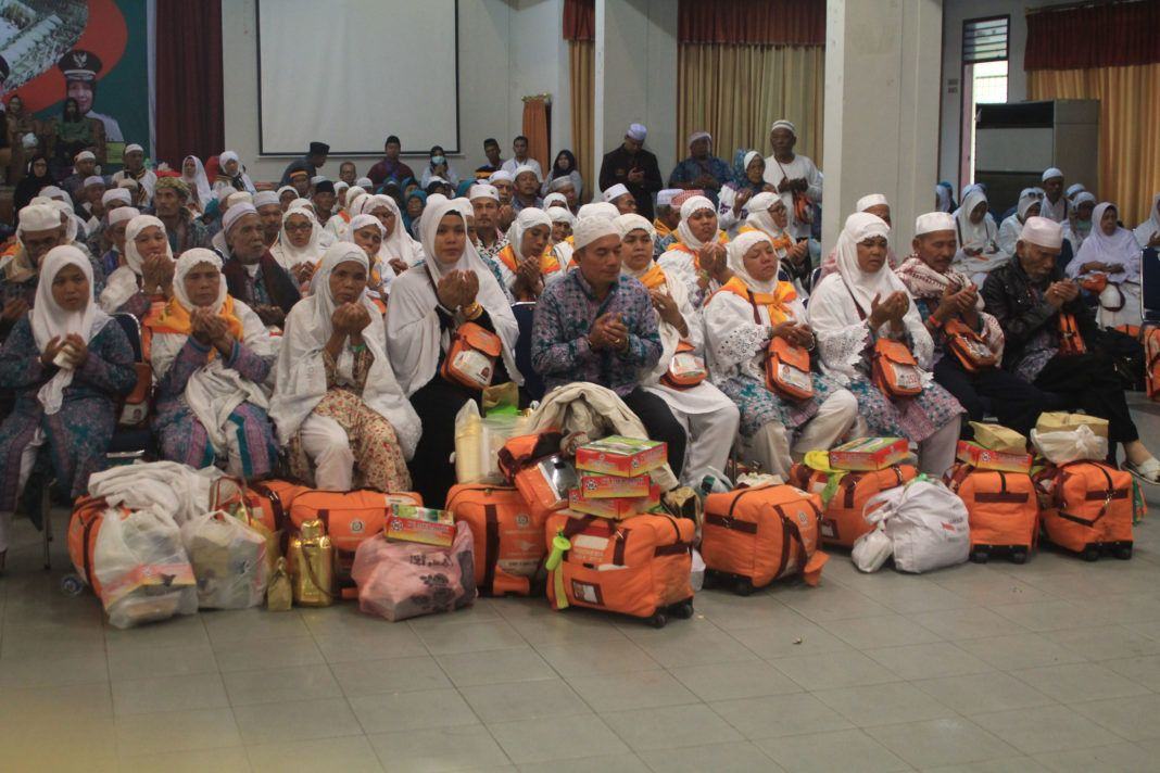 Foto: Sebanyak 389 jemaah haji Kelompok Terbang (Kloter) 16 Debarkasi Medan tiba di tanah air.