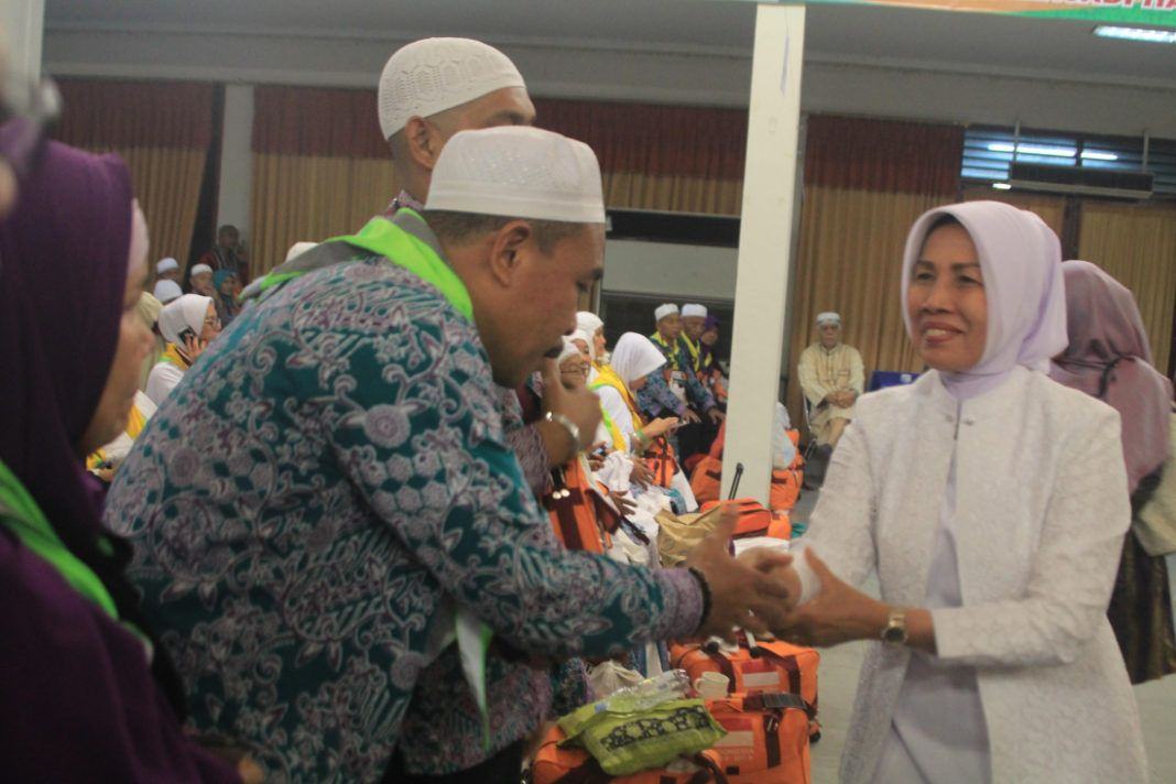 Foto: Wagub Sumut Nurhajizah Marpaung menyambut kedatangan jemaah haji Kelompok Terbang (Kloter) 01 Medan di Asrama Haji Medan.