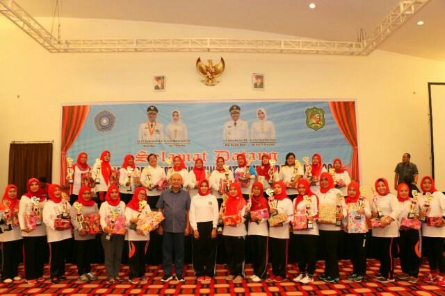 Foto: Walikota Medan Drs. H. T. Dzulmi Eldin S. M.Si menutup secara Resmi Jambore Tim Penggerak (TP) PKK Kota Medan tahun 2017 di The Hill Hotel dan Resort Sibolangit, Sabtu (30/9).