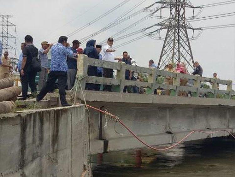 Foto:Walikota Medan Drs H T Dzulmi Eldin S MSi meninjau jembatan titi dua di Jalan Sicanang, Kelurahan Belawan Sicanang, Kecamatan Medan Belawan, Senin (18/9).