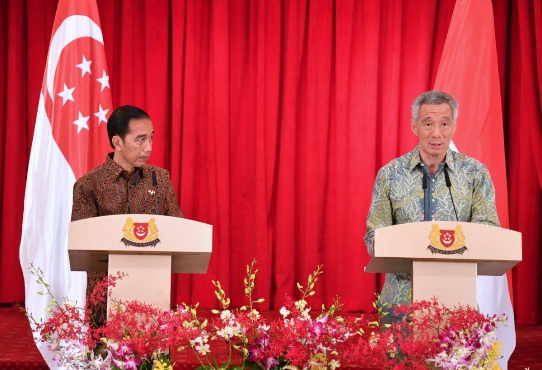Foto: Presiden Jokowi dan PM Singapura Lee Hsien Loong melakukan pernyataan pers bersama usai pertemuan bilateral di The Istana, Singapura, Kamis (7/9) siang.