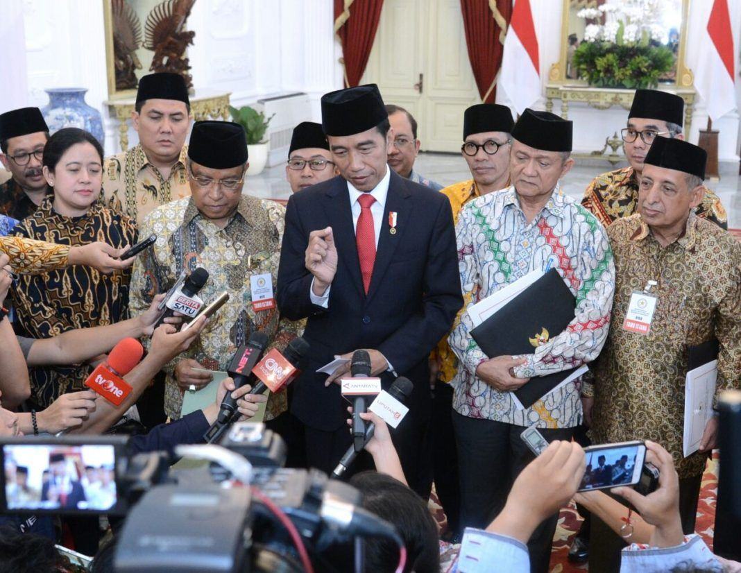 Foto: Presiden Jokowi didampingi pimpinan Ormas Islam menyampaikan keterangan pers, di Istana Merdeka, Jakarta, Rabu (6/9).