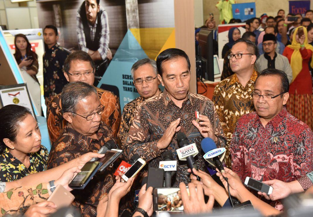 Foto: Presiden Jokowi menjawab wartawan usai meninjau Indonesia Business & Development Expo, Plenary Hall, Jakarta Convention Center (JCC), Senayan, Jakarta Pusat, Rabu (20/9)