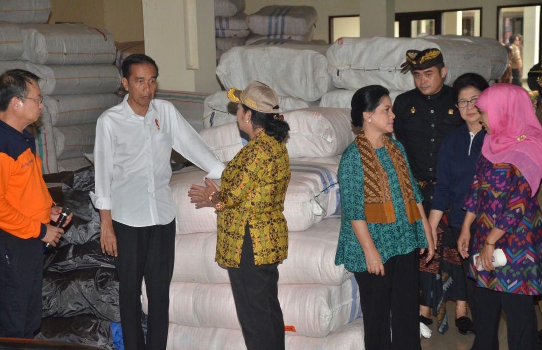 Foto: Mensos Khofifah Indar Parawansa berbincang dengan Ibu Negara Iriana saat mendampingi Presiden Jokowi meninjau logistik pengungsi Gunung Agung, di Kab. Karangasem, Bali, Selasa (26/9) kemarin.