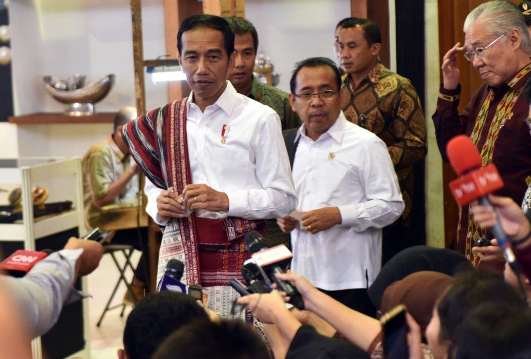 Foto: Presiden Jokowi didampingi Mensesneg menjawab wartawan usai membuka Pameran Kriyanusa Dekranas 2017 di Jakarta Convention Center, Rabu (27/9).