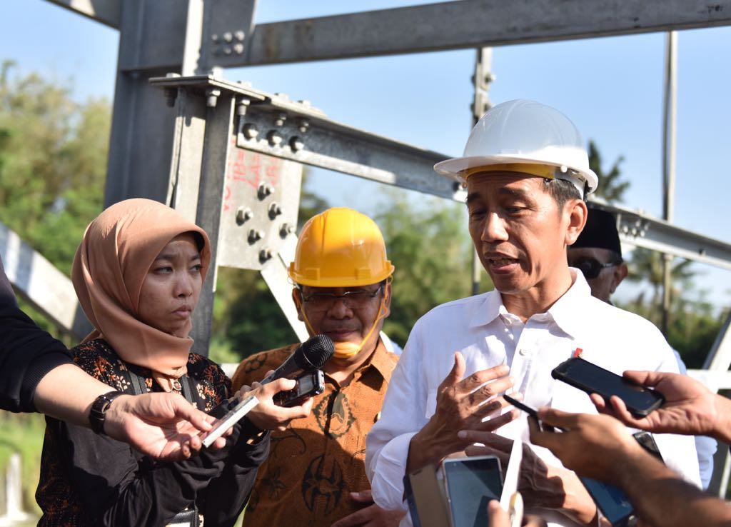 Foto: Presiden Jokowi menjawab wartawan yang mencegatnya usai meresmikan Jembatan Gantung, di Kecamatan Dukun, Kabupaten Magelang, Jawa Tengah, Senin (18/9).