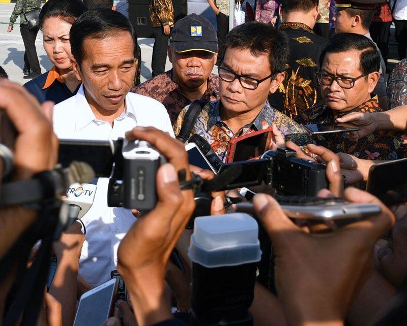 Foto: Presiden menjawab pertanyaan wartawan usai meresmikan ruas jalan tol di Gerbang Tol Mojokerto, Kabupaten Mojokerto, Provinsi Jawa Timur, Minggu (10/9)