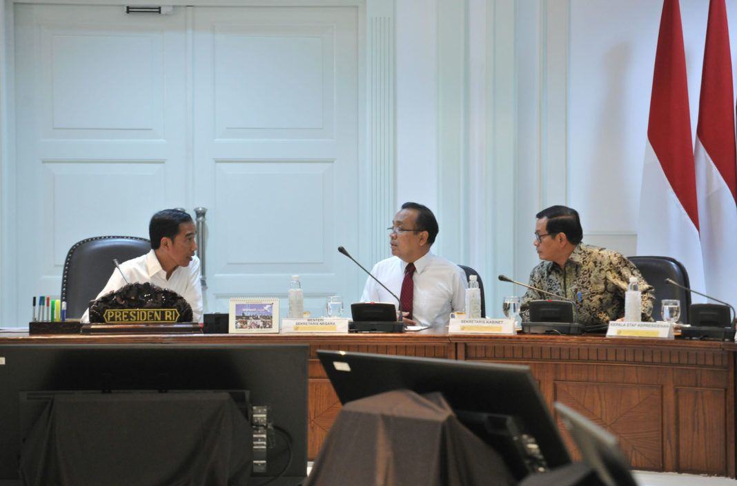 Foto: Presiden Jokowi berdiskusi dengan Mensesneg dan Seskab di sela-sela rapat terbatas, di Kantor Presiden, Jakarta, Selasa (12/9).