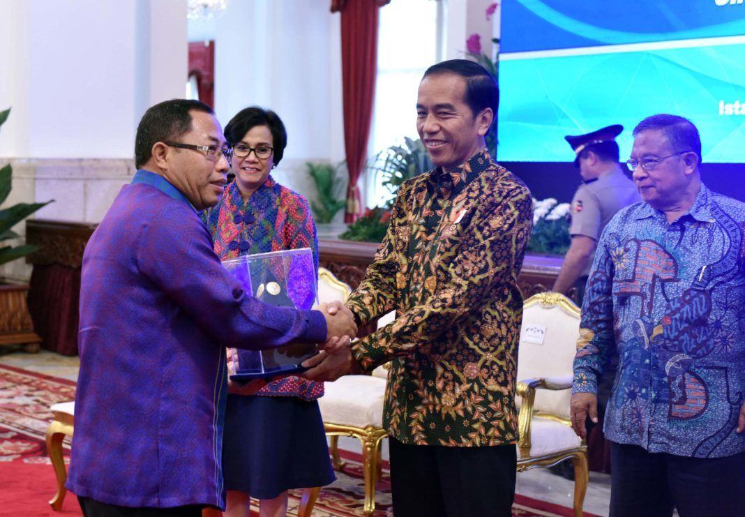 Foto: Presiden Jokowi memberikan penghargaan kepada wakil instansi yang memperoleh penilaian WTP 5 kali berturut-turut, di Istana Negara, Jakarta, Kamis (14/9) .