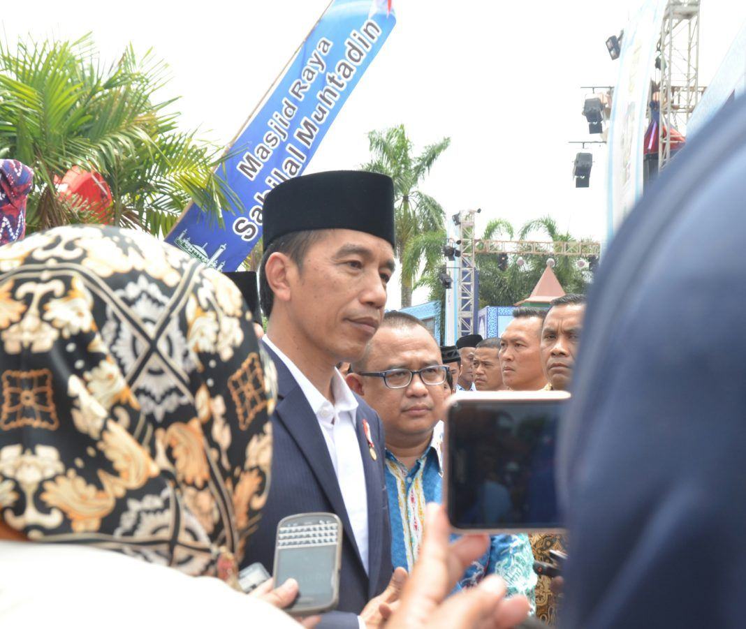 Foto: Presiden Jokowi menjawab pertanyaan wartawan di sela-sela kunjungan ke Pasar Baru, Banjarmasin, Kalimantan Selatan, Jumat (15/9).
