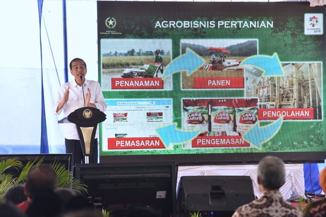 Foto: Presiden Jokowi saat menghadiri Hari Tani Nasional 2017, di Kelurahan Kalibening, Kecamatan Tingkir, Kota Salatiga, Provinsi Jawa Tengah, Senin (25/9).