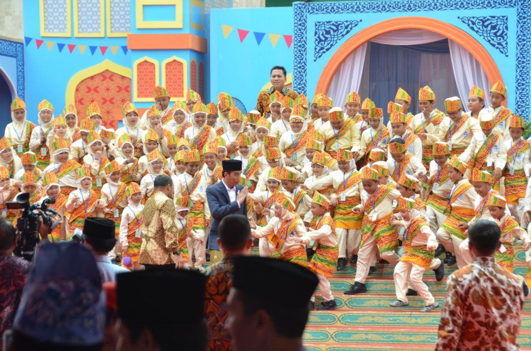 Foto: Presiden Jokowi saat hadir dalam acara Festival Anak Saleh Indonesia (FASI) X Di Masjid Raya Sabilal Muhtadin, Banjarmasin, Jumat (15/9).