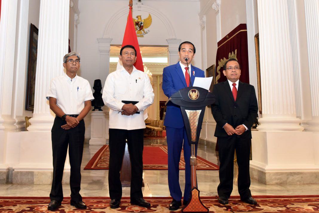 Foto: Presiden Jokowi saat menyampaikan pernyataan pers di Istana Merdeka, Jakarta, Minggu (3/9) malam.