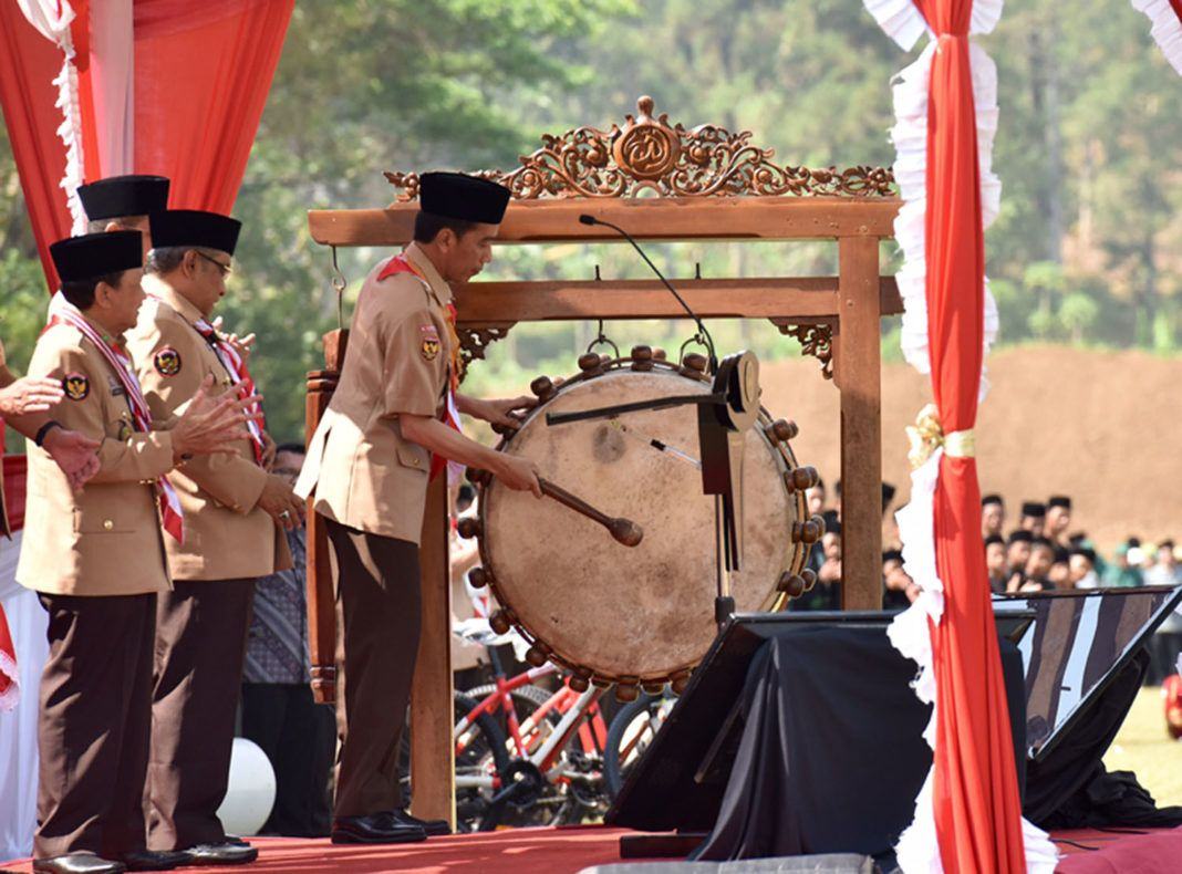 Foto: Presiden Jokowi memukul bedug tanda dimulainya pembukaan PERWIMANAS II, di lapangan tembak Akademi Militer, Magelang, Jawa Tengah, Senin (18/9).