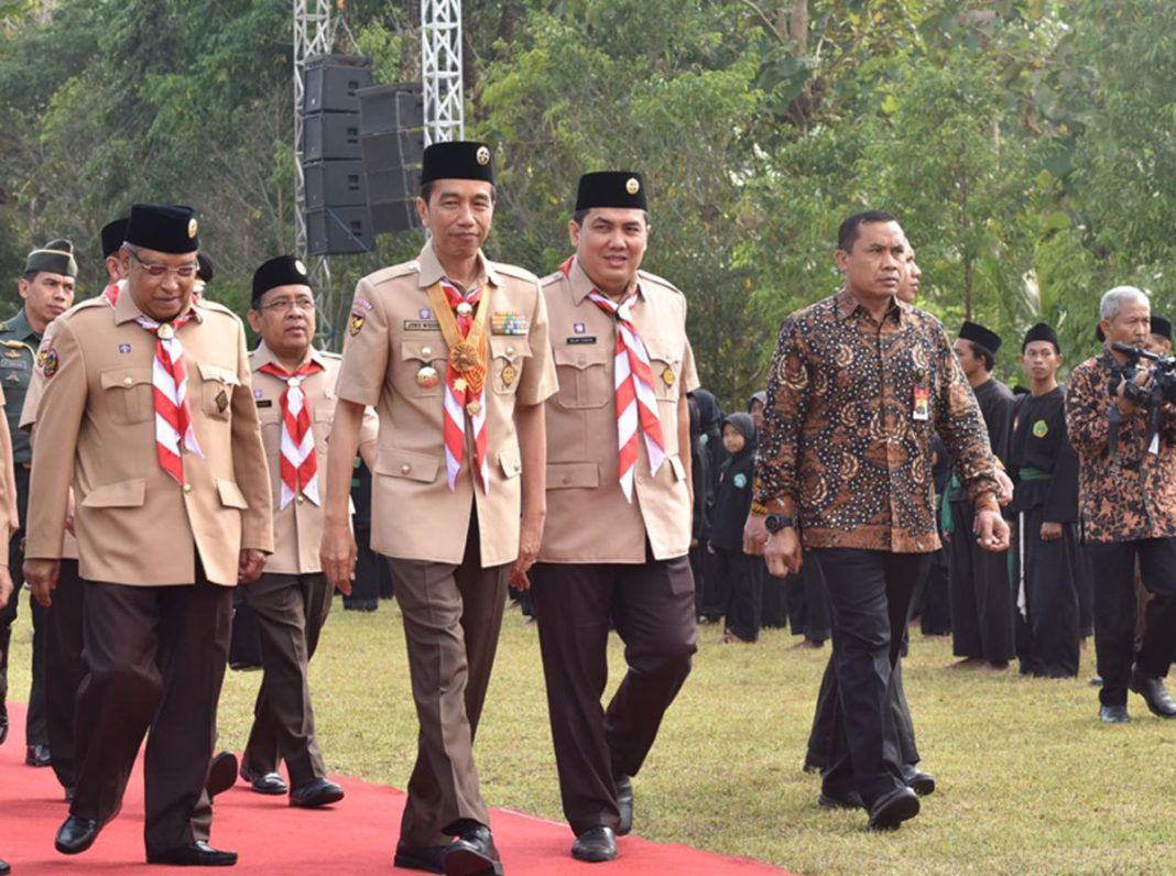 Foto: Presiden Jokowi yang mengenakan seragam pramuka disambut Ketua Umum dan Sekjen PBNU, saat tiba di lokasi pembukaan PERWIMANAS II, di lapangan tembak Akademi Militer, Magelang, Jawa Tengah, Senin (18/9).