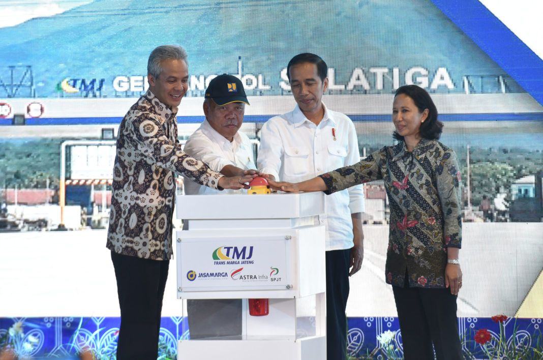 Foto: Presiden saat meresmikan Jalan Tol Semarang-Solo Seksi III : Bawen-Salatiga, Jawa Tengah, Senin (25/9).