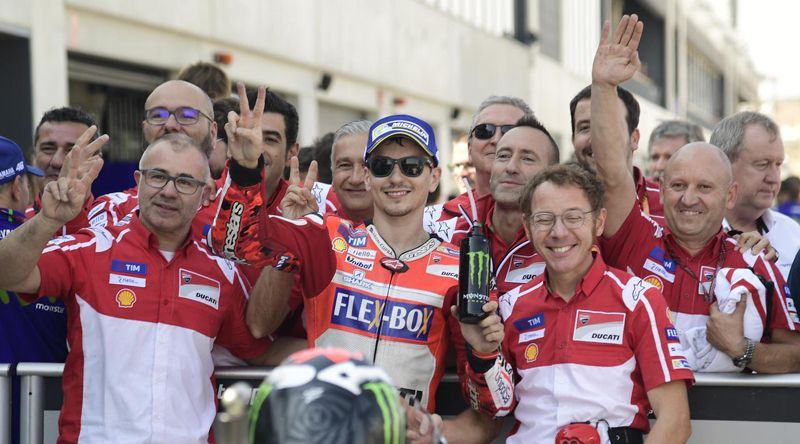 Pembalap Ducati, Jorge Lorenzo menyelesaikan balapan MotoGP Aragon 2017 dengan finis podium ketiga. (JAVIER SORIANO / AFP)