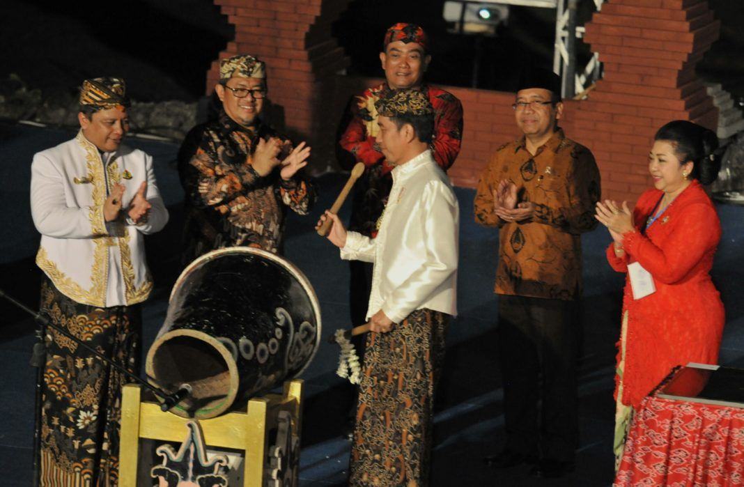 Foto: Presiden Jokowi didampingi Mensesneg dan Gubernur Jabar memukul bedug sebagai tanda penutupan Festival Keraton Nusantara XI, di Cirebon, Jabar, Senin (18/9) malam.