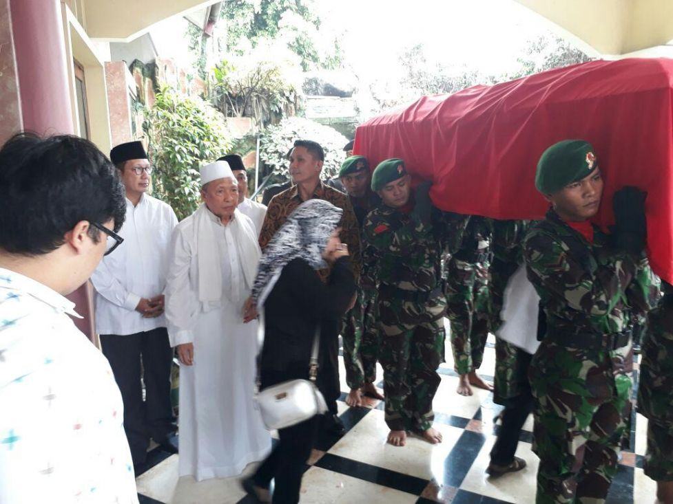 Foto: Menag Lukman melayat almarhumah Asmaniah, istri mantan Wakil Presiden Hamzah Haz di Bogor.