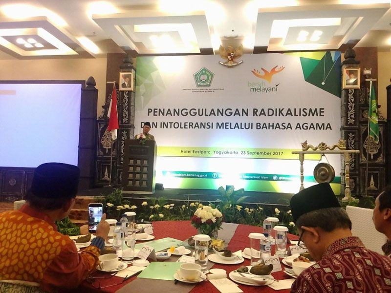 Foto: Menag Lukman membuka Seminar Penanggulangan Radikalisme dan Intoleransi melalui Bahasa Agama di Yogyakarta.