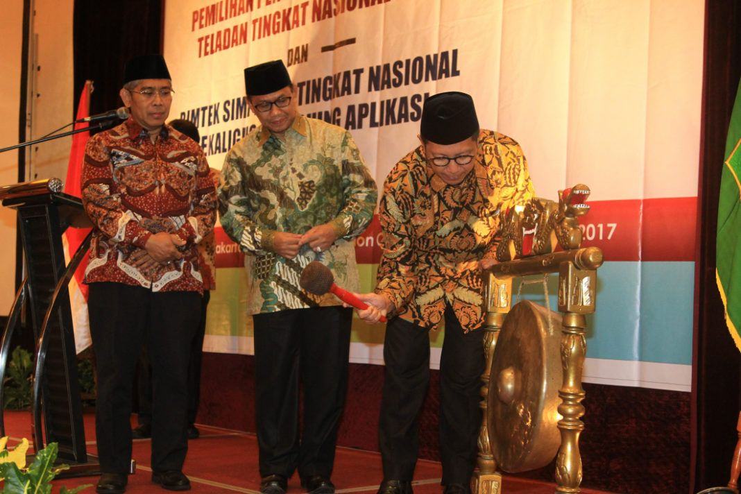 Menag Lukman Hakim Saifuddin didampingi Dirjen Bimas Islam Muhammadiyah Amin saat memukul gong peluncuran e-PAI di Jakarta.