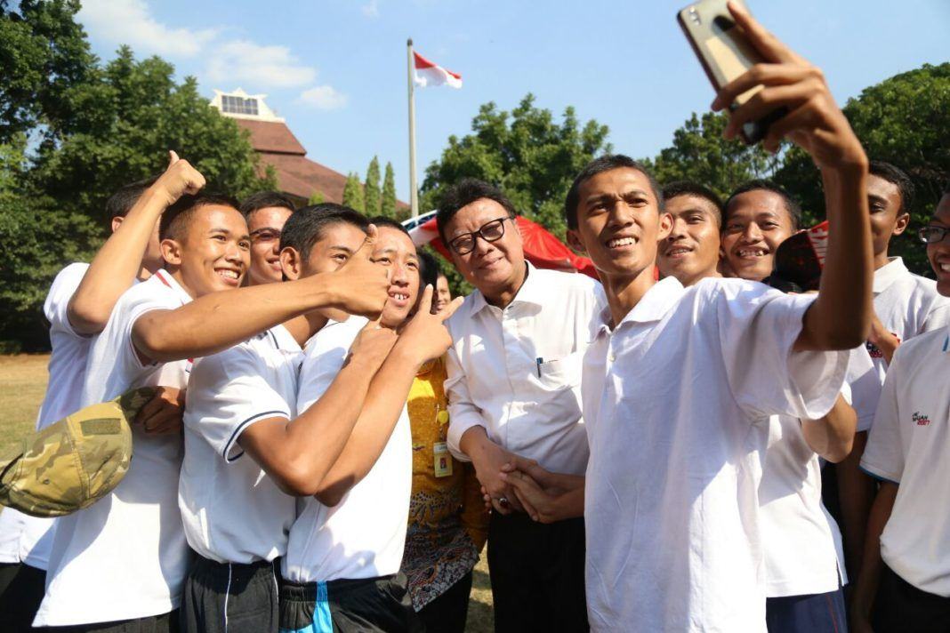 Foto: Menteri Dalam Negeri (Mendagri) Tjahjo Kumolo saat melepas 6.500 mahasiswa Universitas Negeri Semarang (UNNES) untuk mengikuti program pendidikan bela negara di Rindam IV Diponegoro Magelang.